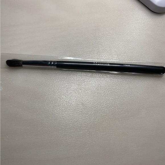 Morphe M505 tapered blending brush - Picture 1 of 7